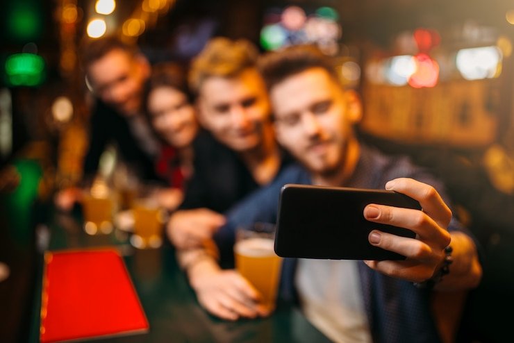 Perbandingan antarmuka aplikasi kang jitu dan browser web menampilkan halaman taruhan slot dan Dealer Langsung